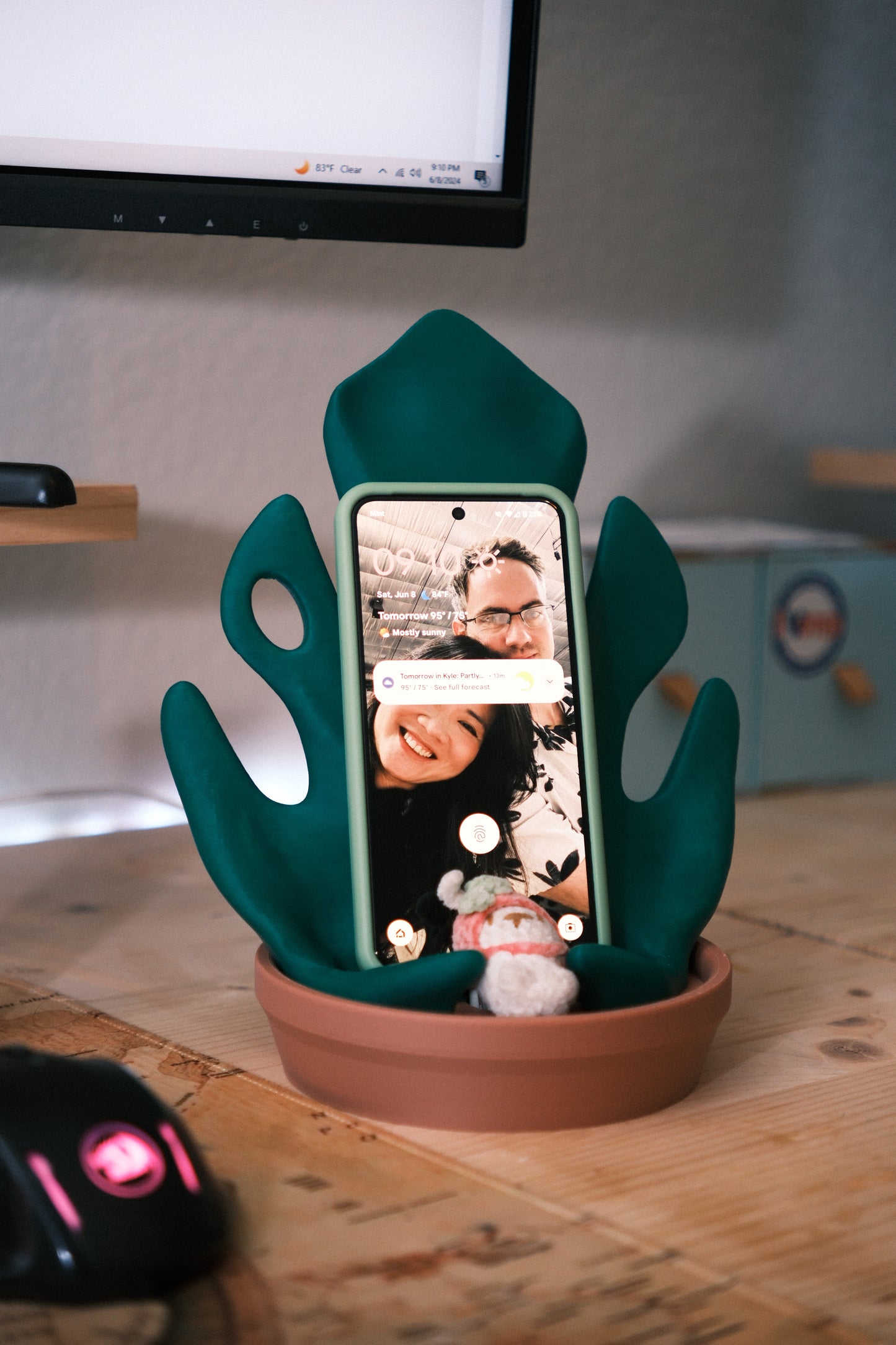 Monstera Phone Stand